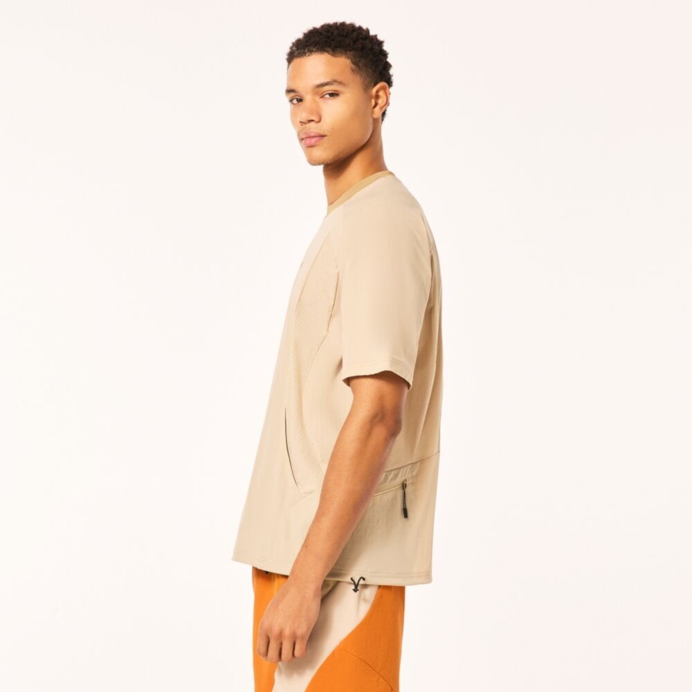 オークリー（OAKLEY）（メンズ）Tシャツ メンズ 半袖 マルチポケット ラチチュード LATITUDE ARC FOA405422-31R 吸汗速乾 通気性 軽量 トレーニング スポーツ ベージュ