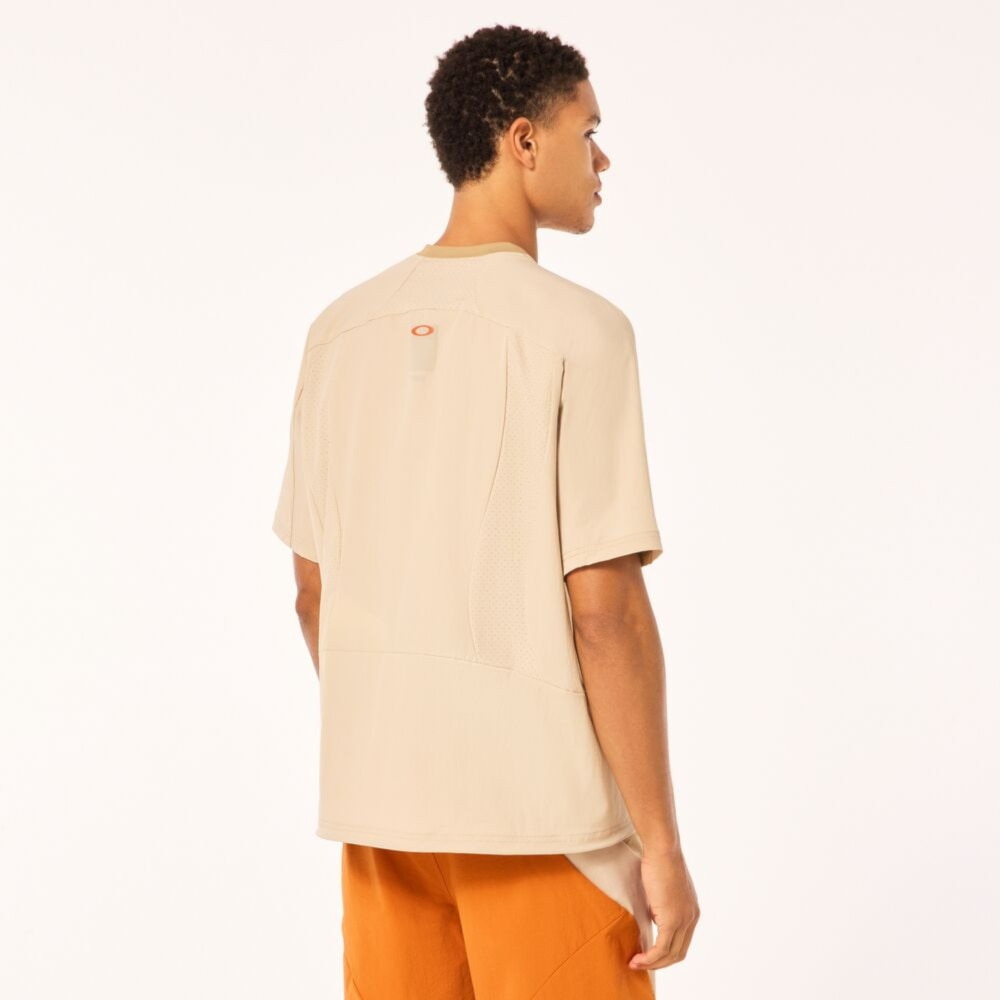 オークリー（OAKLEY）（メンズ）Tシャツ メンズ 半袖 マルチポケット ラチチュード LATITUDE ARC FOA405422-31R 吸汗速乾 通気性 軽量 トレーニング スポーツ ベージュ