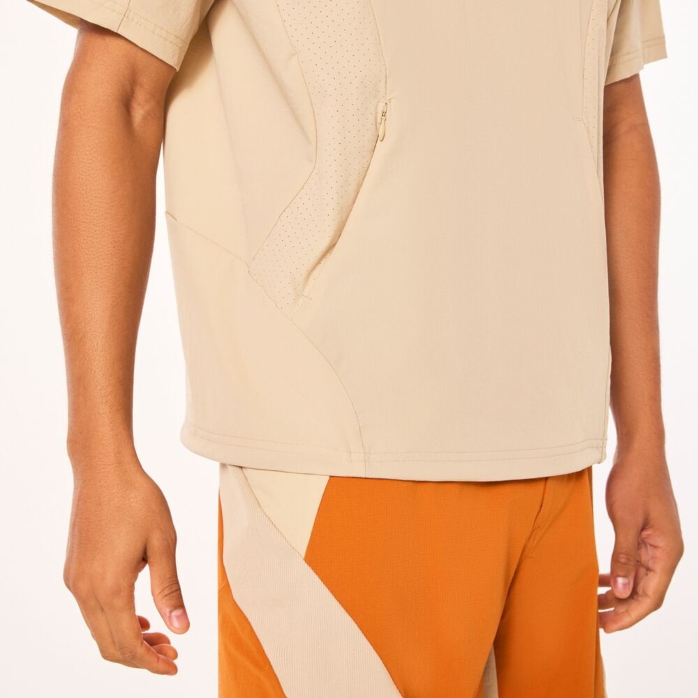 オークリー（OAKLEY）（メンズ）Tシャツ メンズ 半袖 マルチポケット ラチチュード LATITUDE ARC FOA405422-31R 吸汗速乾 通気性 軽量 トレーニング スポーツ ベージュ