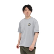 (メンズ)半袖Tシャツ CEDER TRAIL グラフィック AE5759 039 グレー