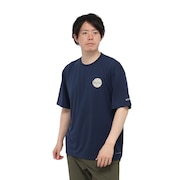 (メンズ)半袖Tシャツ CEDER TRAIL グラフィック AE5759 464 ネイビー