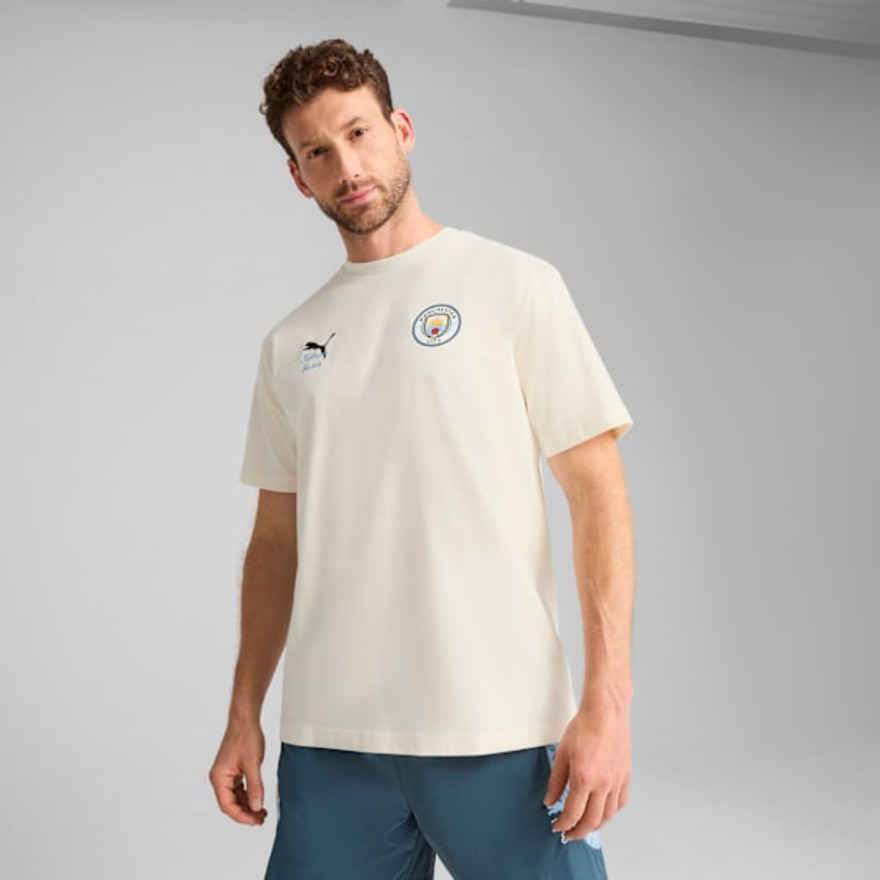 プーマ（PUMA）（メンズ）PUMA×KIDSUPER STUDIOS マンチェスターシティ FC グラフィック 半袖 Tシャツ 60684218