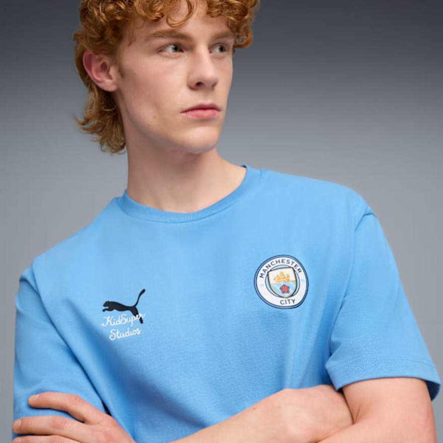 プーマ（PUMA）（メンズ）PUMA×KIDSUPER STUDIOS マンチェスターシティ FC グラフィック 半袖 Tシャツ 60684221