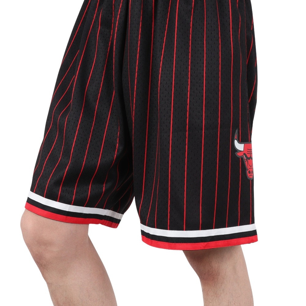 ミッチェルアンドネス（Mitchell&Ness）（メンズ）バスケットボールウェア Swingman ショーツ シカゴ・ブルズ SMSH18022-CBUBLK96