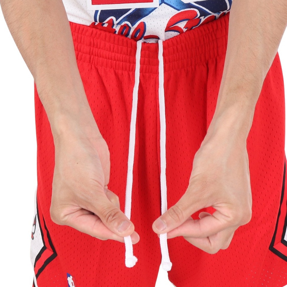 ミッチェルアンドネス（Mitchell&Ness）（メンズ）バスケットボールウェア ブルズ ロード スイングマン ショーツ 1997-98 SMSHGS18223-CBUSCR97.
