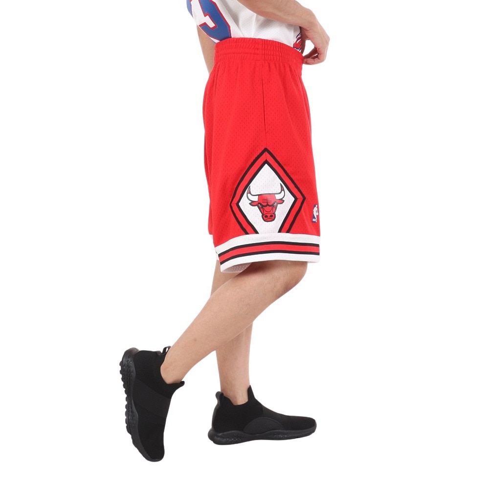 ミッチェルアンドネス（Mitchell&Ness）（メンズ）バスケットボールウェア ブルズ ロード スイングマン ショーツ 1997-98 SMSHGS18223-CBUSCR97.