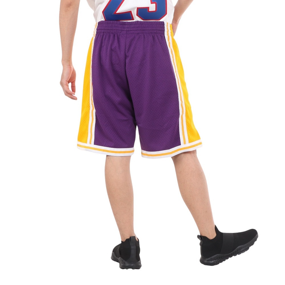 ミッチェルアンドネス（Mitchell&Ness）（メンズ）バスケットボールウェア レイカーズ ロード スイングマン ショーツ 1984-85 SMSHGS18235-LALPUR84.
