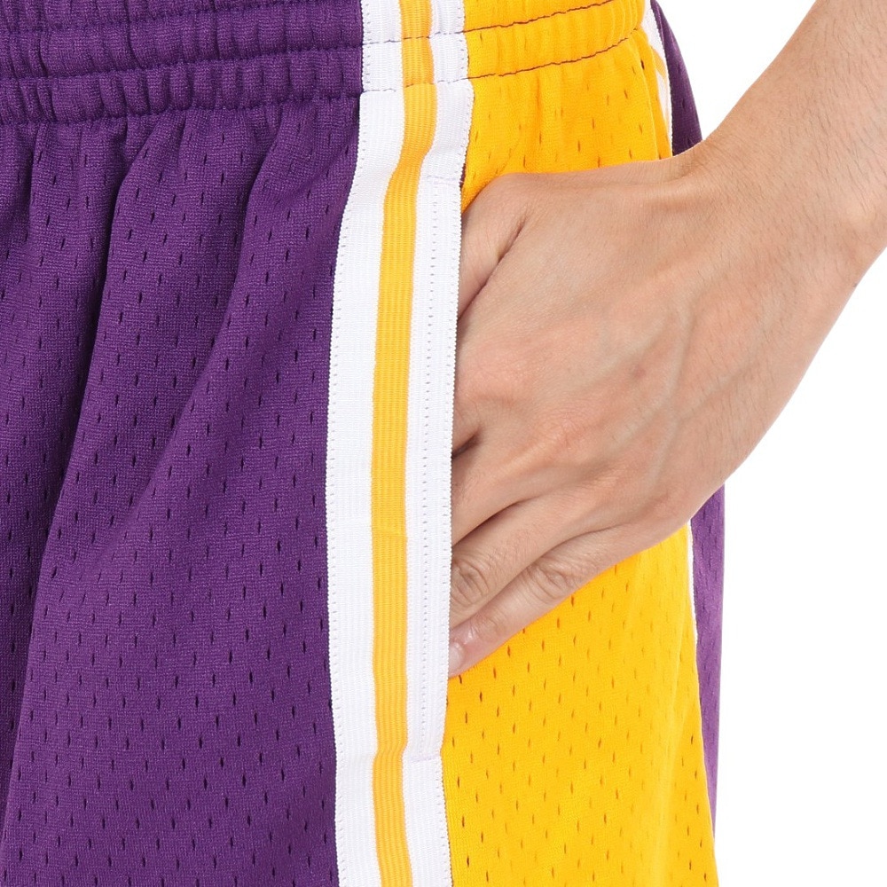 ミッチェルアンドネス（Mitchell&Ness）（メンズ）バスケットボールウェア レイカーズ ロード スイングマン ショーツ 1984-85 SMSHGS18235-LALPUR84.