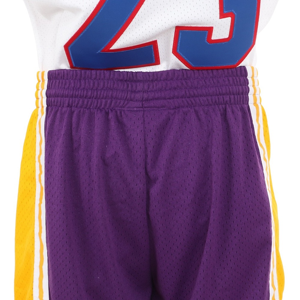ミッチェルアンドネス（Mitchell&Ness）（メンズ）バスケットボールウェア レイカーズ ロード スイングマン ショーツ 1984-85 SMSHGS18235-LALPUR84.