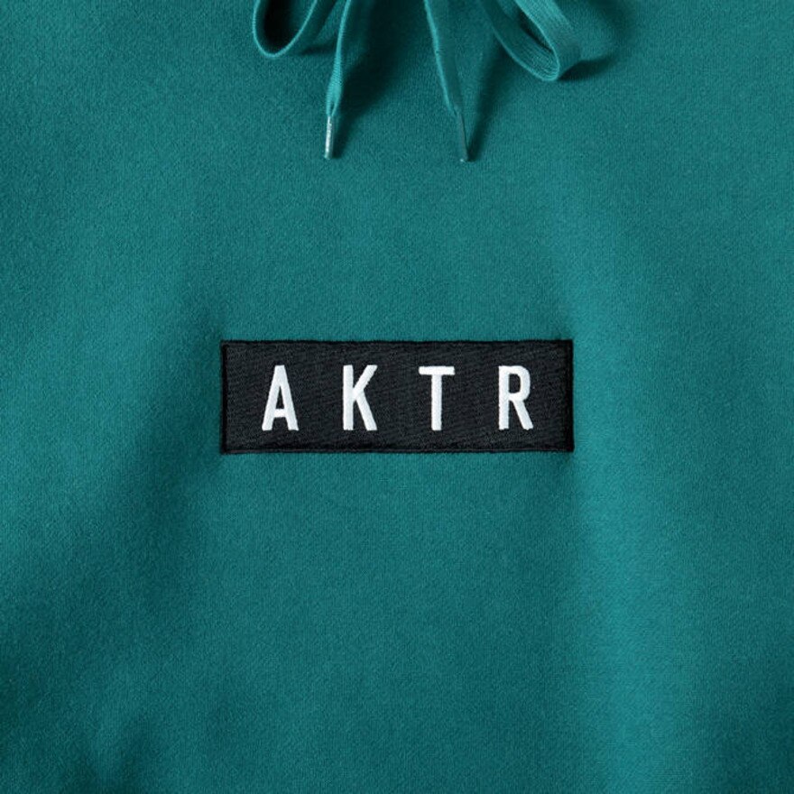 アクター（AKTR）（メンズ、レディース）バスケットボールウェア ロゴスウェットプルオーバーフーディー 223-018010 GR