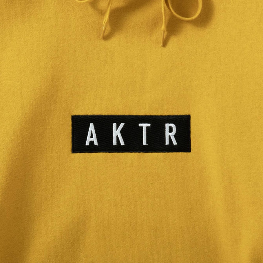 アクター（AKTR）（メンズ、レディース）バスケットボールウェア ロゴスウェットプルオーバーフーディー 223-018010 YL