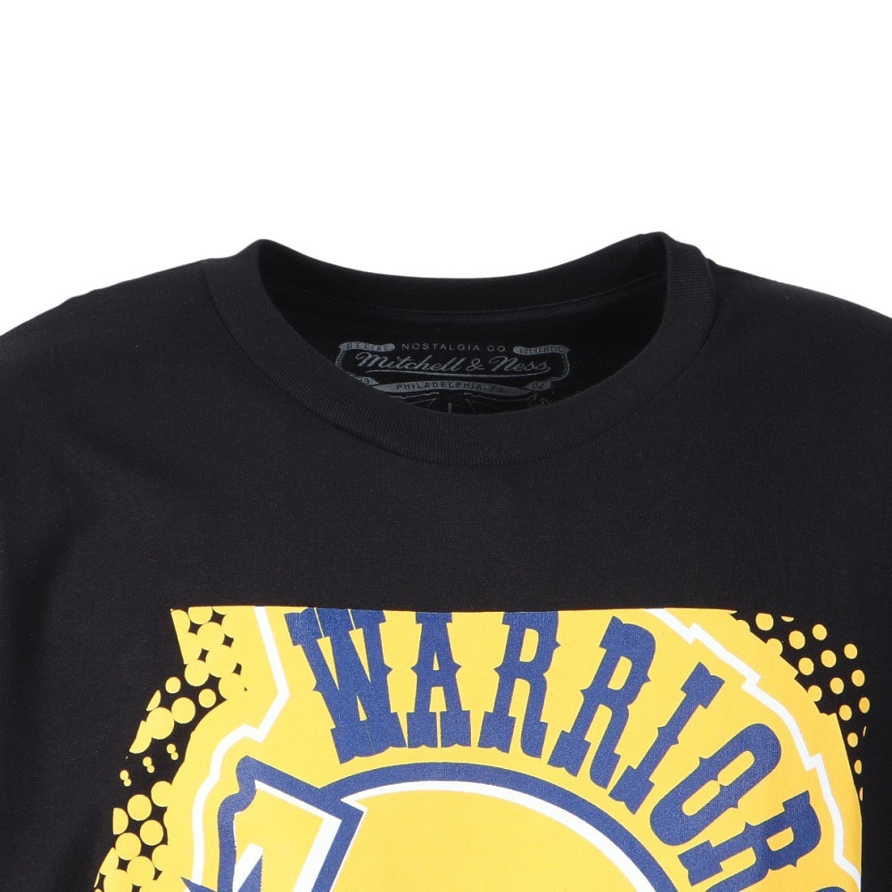 ミッチェルアンドネス（Mitchell&Ness）（メンズ）バスケットボールウェア NBA ビッグフェイス 7.0 半袖Tシャツ BMTR5904-GSWYYPPPBLCK