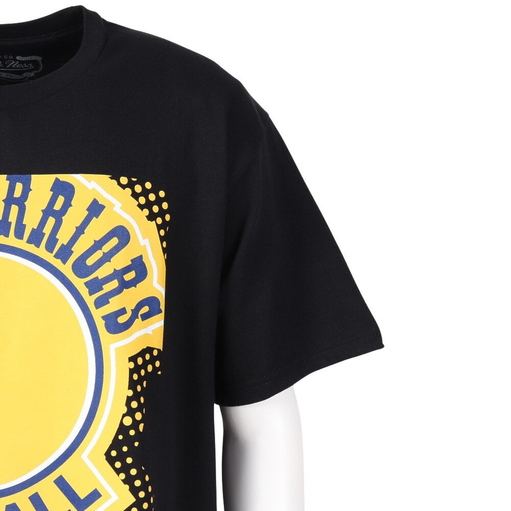 ミッチェルアンドネス（Mitchell&Ness）（メンズ）バスケットボールウェア NBA ビッグフェイス 7.0 半袖Tシャツ BMTR5904-GSWYYPPPBLCK