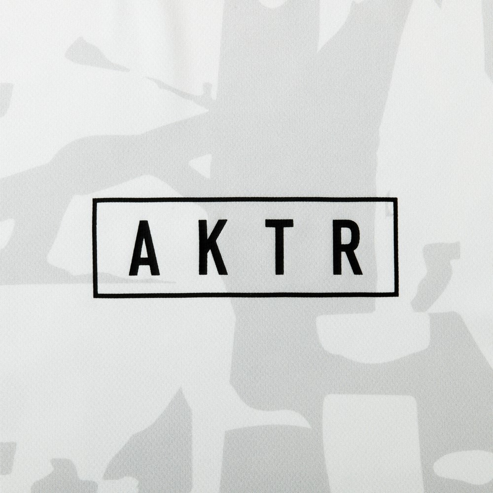アクター（AKTR）（メンズ、レディース）バスケットボールウェア CUT-UP CAMO ロゴ スポーツ Tシャツ 125-024005 GY