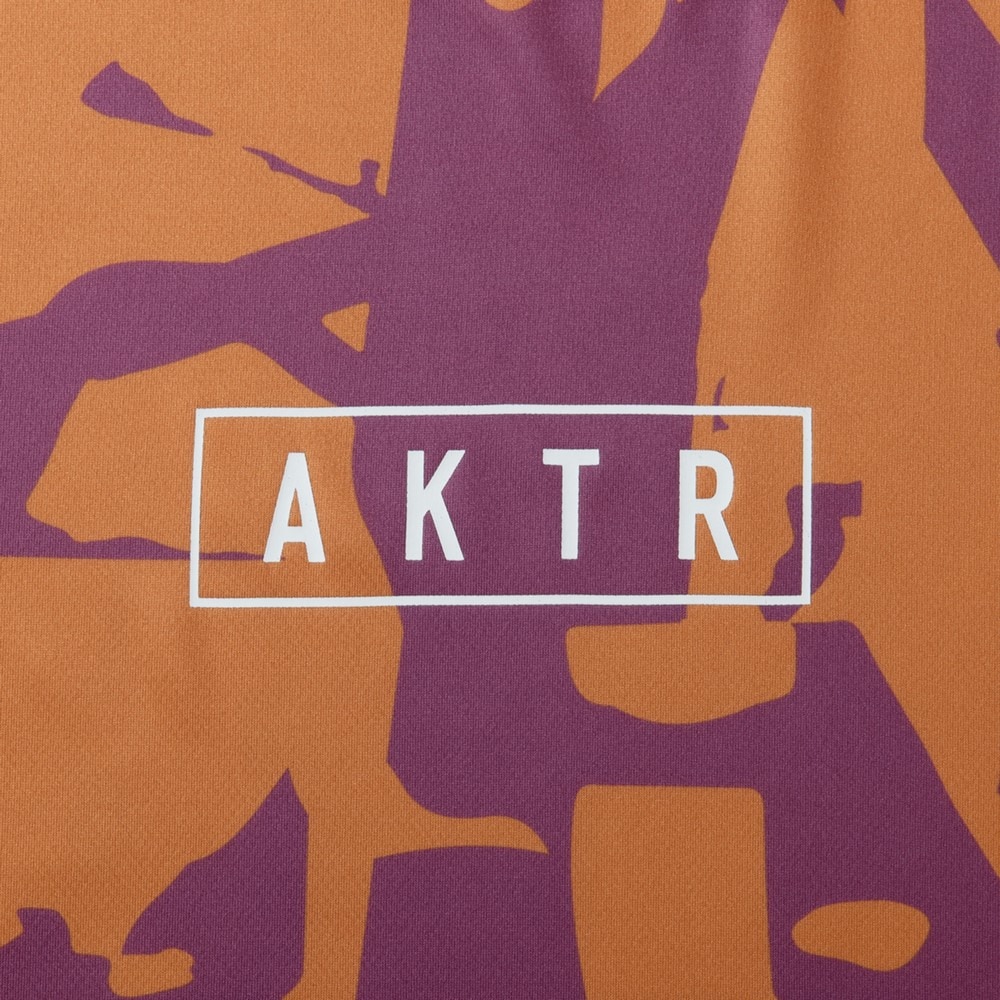 アクター（AKTR）（メンズ、レディース）バスケットボールウェア CUT-UP CAMO ロゴ スポーツ Tシャツ 125-024005 OR