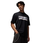 (メンズ)バスケットボールウェア ジョーダン NC ウィングス フォト 半袖 クルー Tシャツ IF5617-010