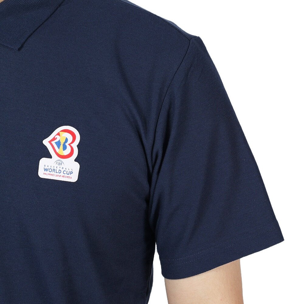 FIBAバスケットボールワールドカップ2023（FIBA BASKETBALL WORLD CUP 2023）（メンズ）ロゴポロシャツ 53467