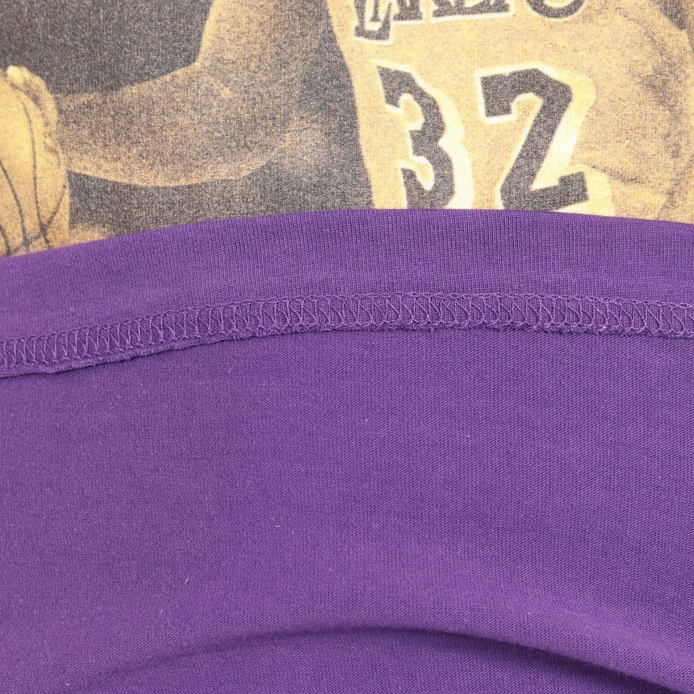ミッチェルアンドネス（Mitchell&Ness）（メンズ）マジック・ジョンソン レイカーズ プレミアム プレイヤー 半袖Tシャツ TCRW6611-LALEJSPURP