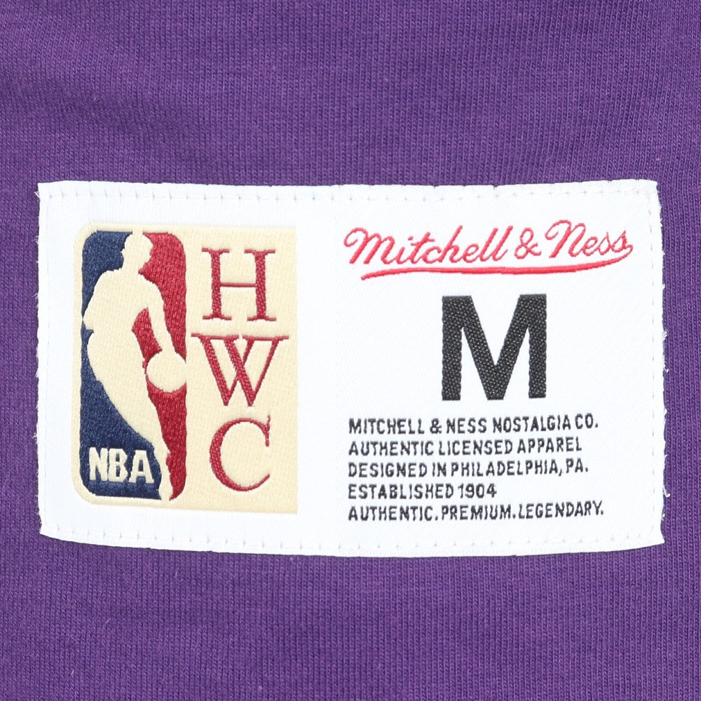 ミッチェルアンドネス（Mitchell&Ness）（メンズ）マジック・ジョンソン レイカーズ プレミアム プレイヤー 半袖Tシャツ TCRW6611-LALEJSPURP