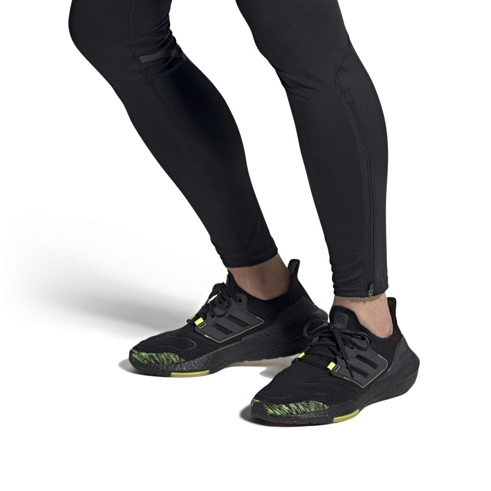 アディダス（adidas）（メンズ）ランニングシューズ ジョギングシューズ ウルトラブースト 22 黒 ブラック GX5915 スニーカー  トレーニング 部活