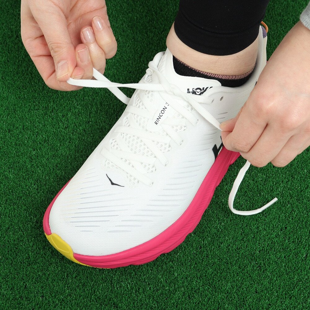 ホカ（HOKA）（レディース）ランニングシューズ リンコン3 レギュラー ホワイト ピンク 1119396-BDBE スニーカー トレーニング ジョグ クッション 軽量