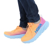 ホカ（HOKA）（レディース）ランニングシューズ リンコン 3 ワイド オレンジ ピンク 1121371-MOCY スニーカー 軽量 幅広 トレーニング 部活