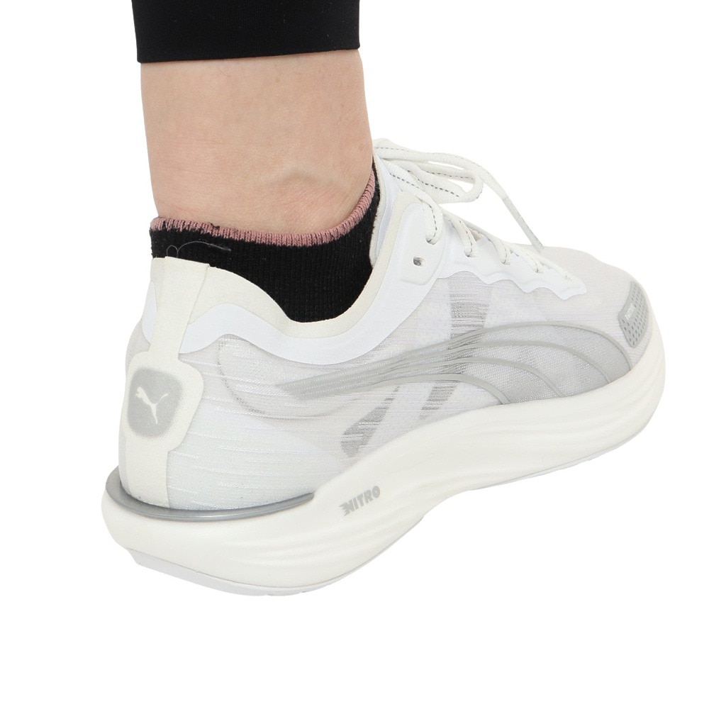プーマ（PUMA）（レディース）ランニングシューズ ウィメンズ リベレイトニトロ 2 シルバーホワイト 37731603 スニーカー ジョギング マラソン トレーニング