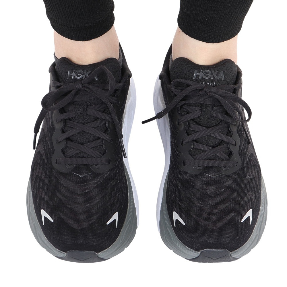 ホカ（HOKA）（レディース）ランニングシューズ アラヒ6 ワイド ブラック 1123197-BWHT スニーカー ジョギング トレーニング 軽量 安定性