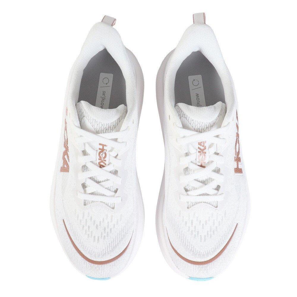 ホカ（HOKA）（レディース）ランニングシューズ スカイフロー ホワイト ゴールド 1155113-FTRS スニーカー ジョグ 軽量 安定性 ウォーキング