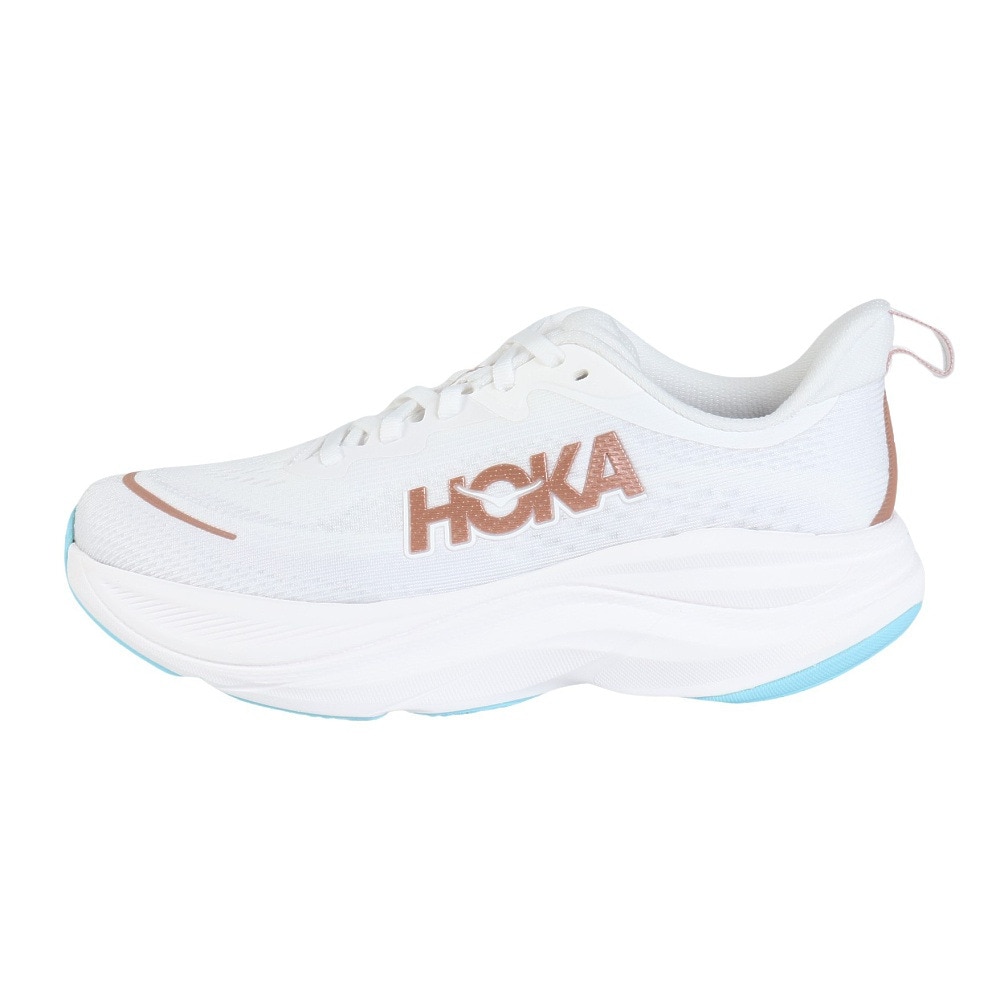 ホカ（HOKA）（レディース）ランニングシューズ スカイフロー ホワイト ゴールド 1155113-FTRS スニーカー ジョグ 軽量 安定性 ウォーキング