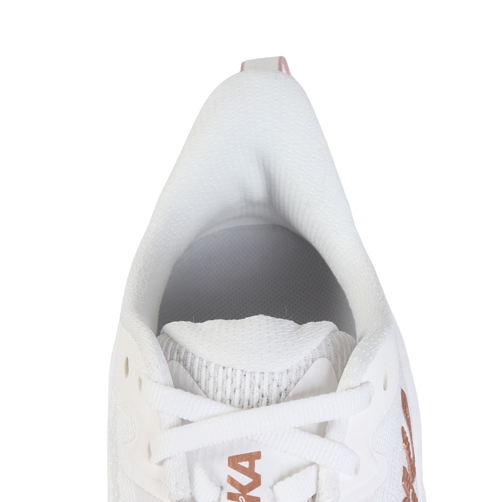 ホカ（HOKA）（レディース）ランニングシューズ スカイフロー ホワイト ゴールド 1155113-FTRS スニーカー ジョグ 軽量 安定性 ウォーキング