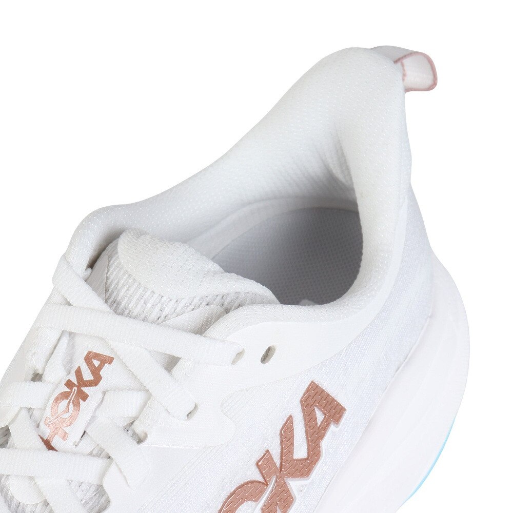 ホカ（HOKA）（レディース）ランニングシューズ スカイフロー ホワイト ゴールド 1155113-FTRS スニーカー ジョグ 軽量 安定性 ウォーキング