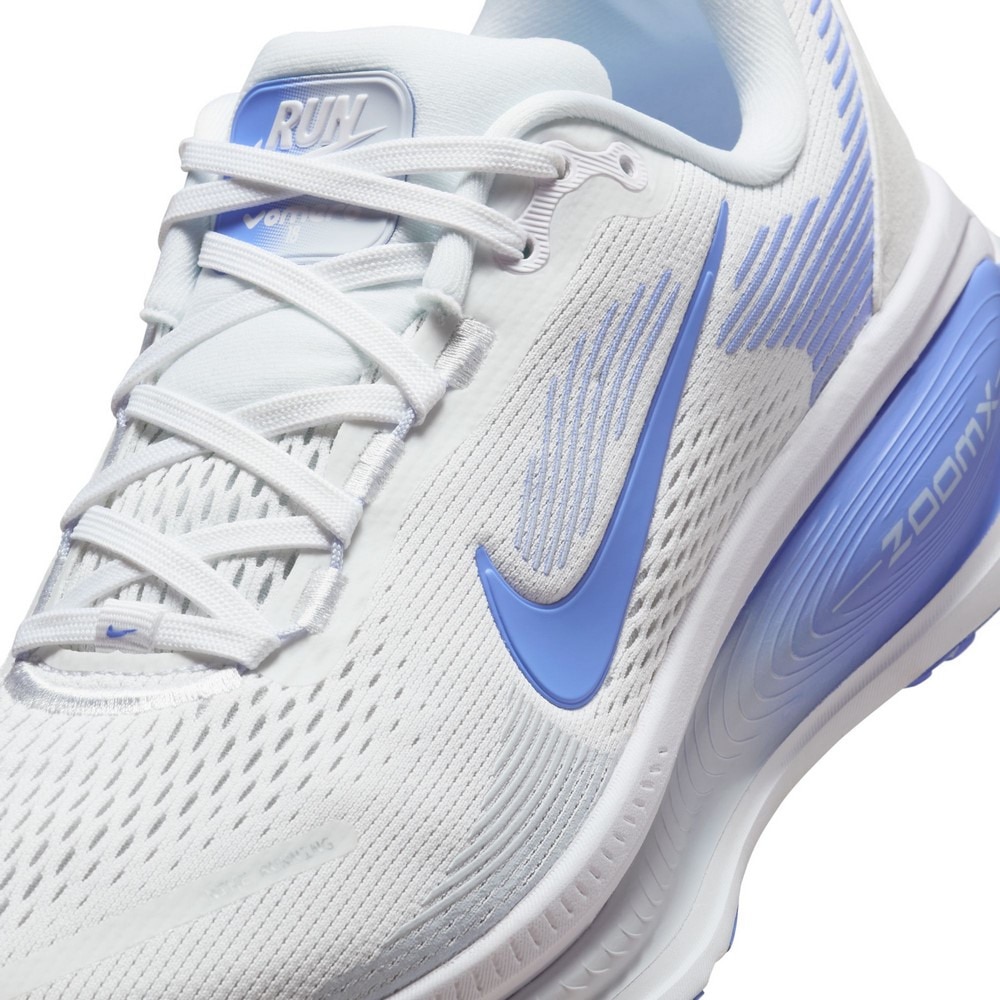 ナイキ（NIKE）（レディース）ランニング ジョギングシューズ ズーム ボメロ 18 ホワイト ブルー HM6804-111 スニーカー