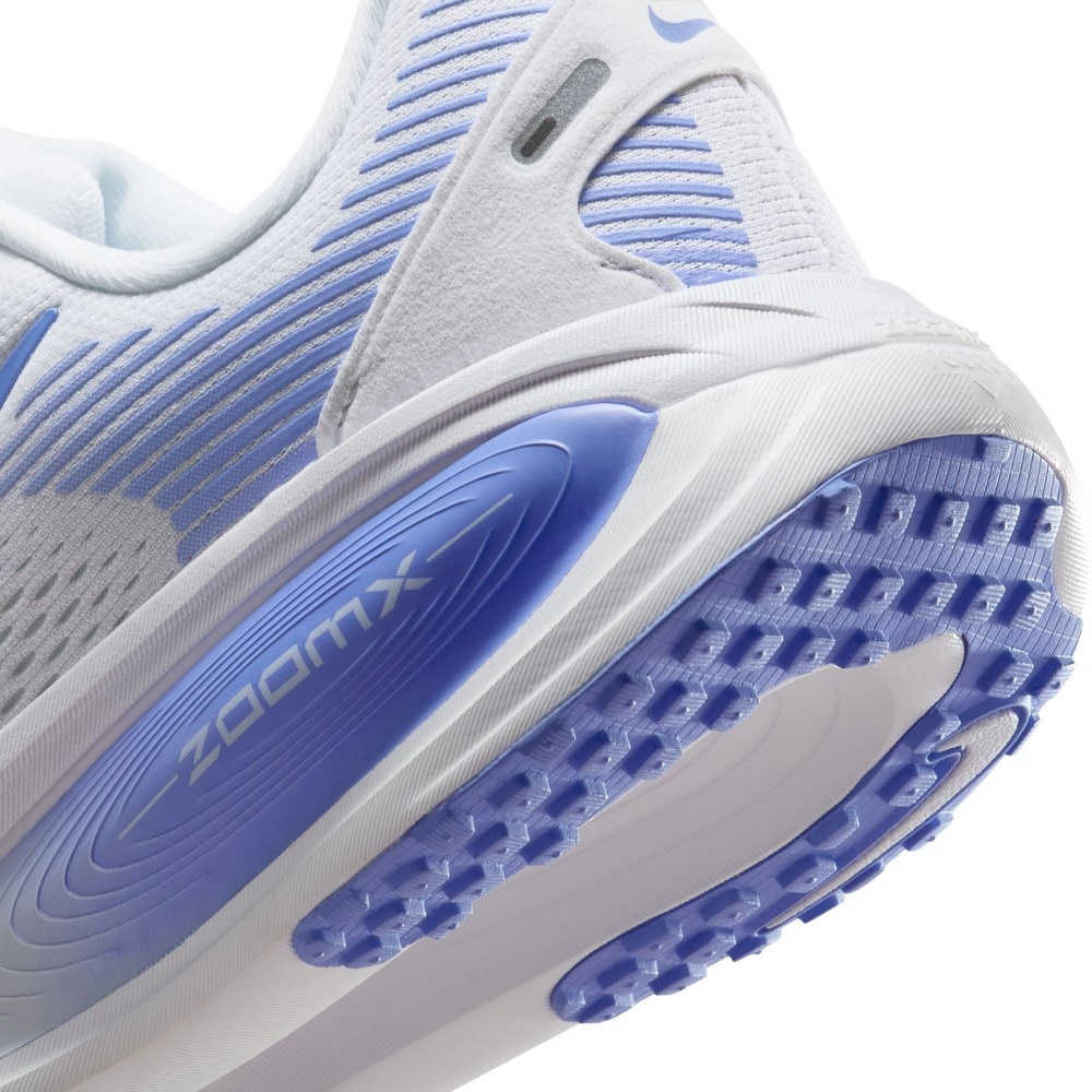 ナイキ（NIKE）（レディース）ランニング ジョギングシューズ ズーム ボメロ 18 ホワイト ブルー HM6804-111 スニーカー