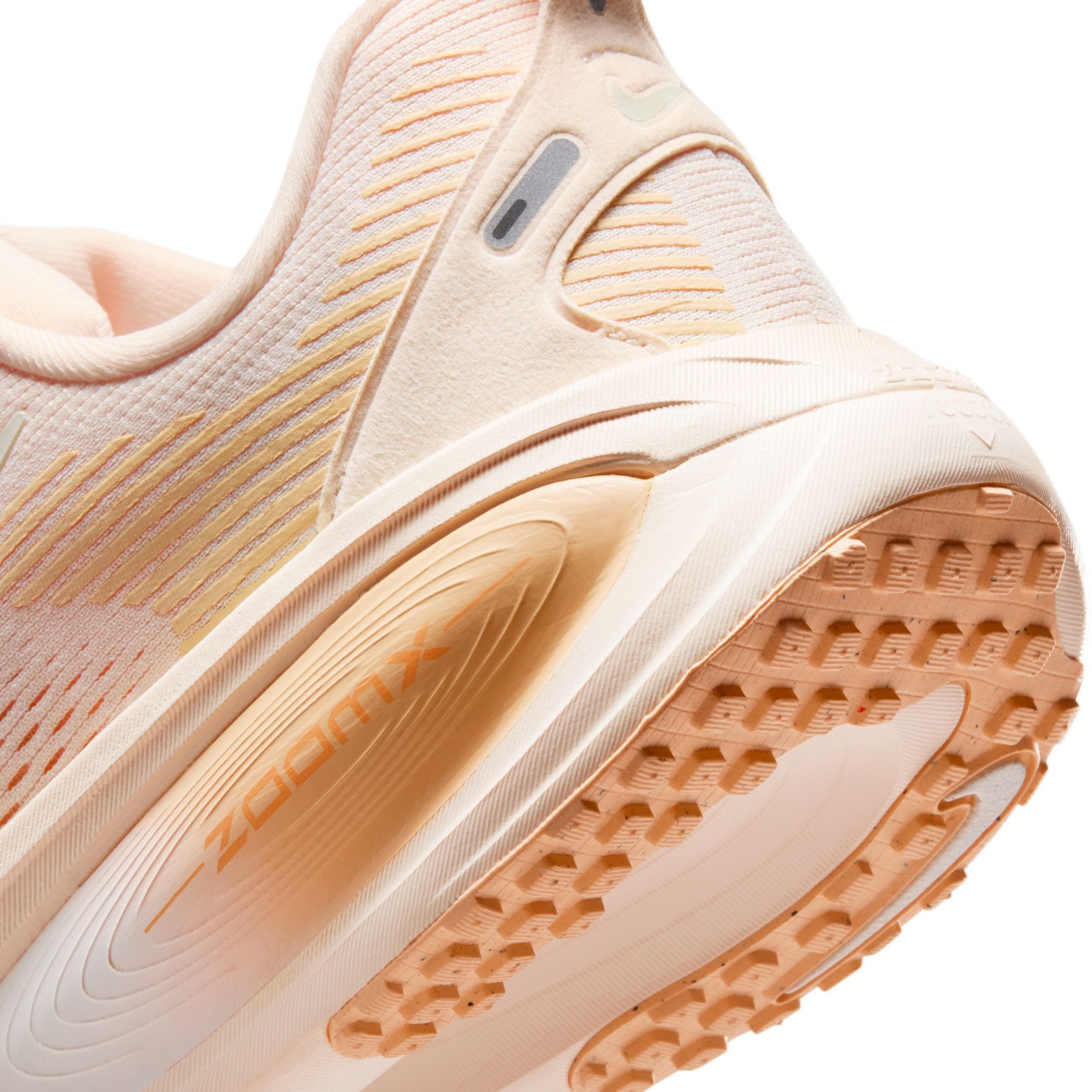 ナイキ（NIKE）（レディース）ランニングシューズ ジョギングシューズ ズーム ボメロ 18 ベージュ HM6804-800 スニーカー