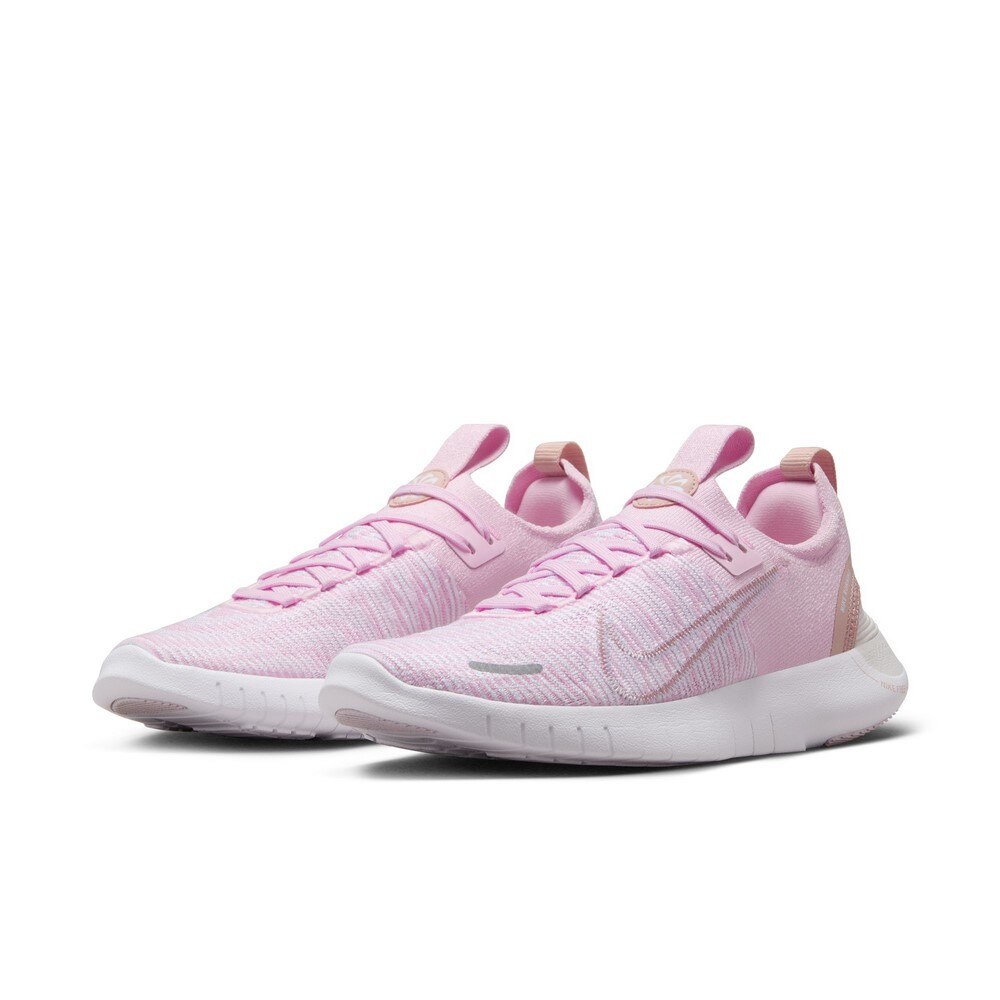 ナイキ（NIKE）（レディース）ランニングシューズ フリー ラン フライニット NN ピンク ホワイト DX6482-600 スニーカー ジョギング  軽量 柔軟性