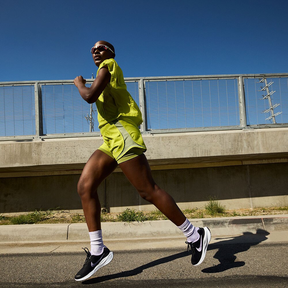 ナイキ（NIKE）（レディース）スポーツ シューズ レボリューション7 ブラック パープル FB2208-009 スニーカー ランニング クッション性 学校 部活 通学