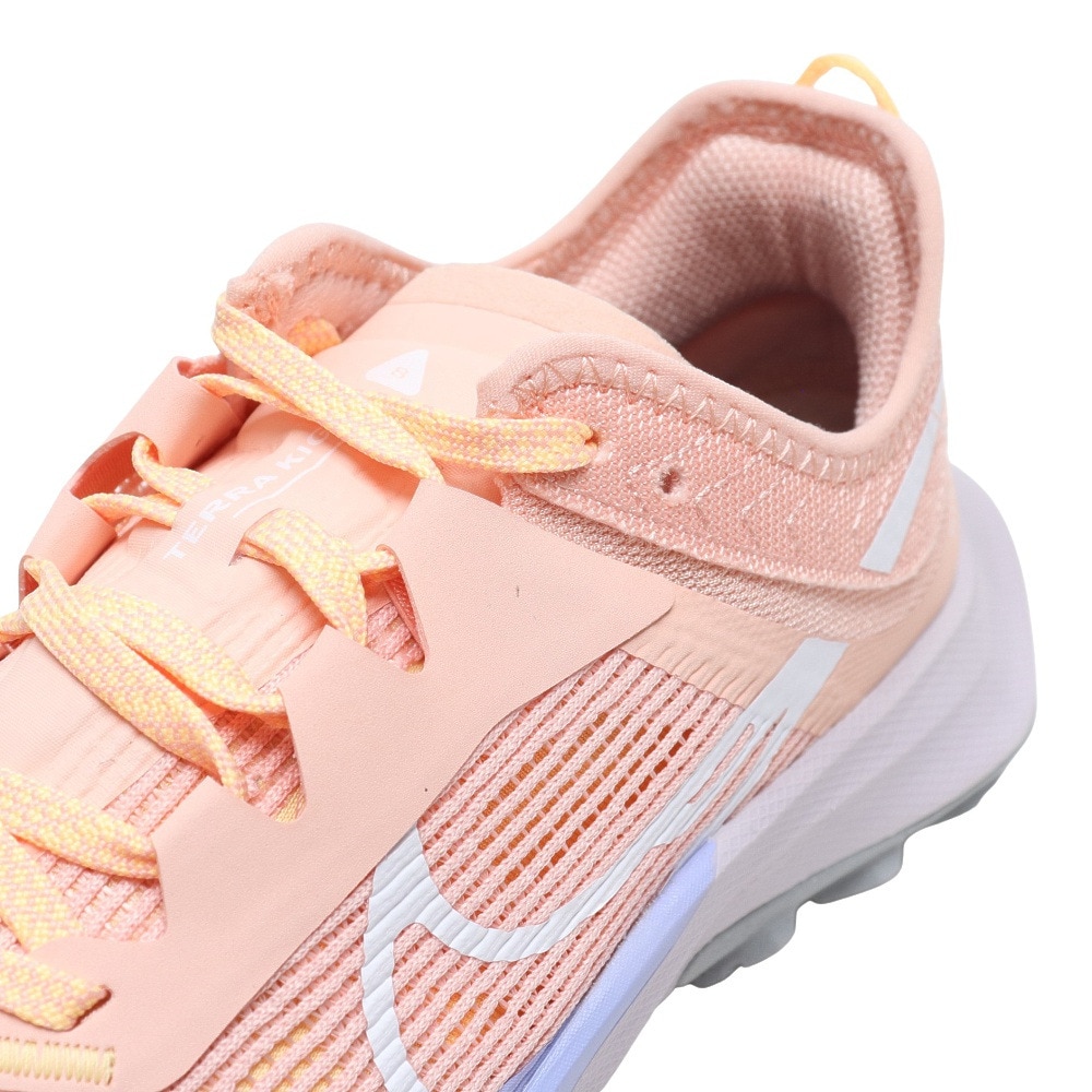 ナイキ（NIKE）（レディース）ランニングシューズ レディース ピンク DH0654-800 エア ズーム テラ カイガー 8 サーモンピンク スニーカー