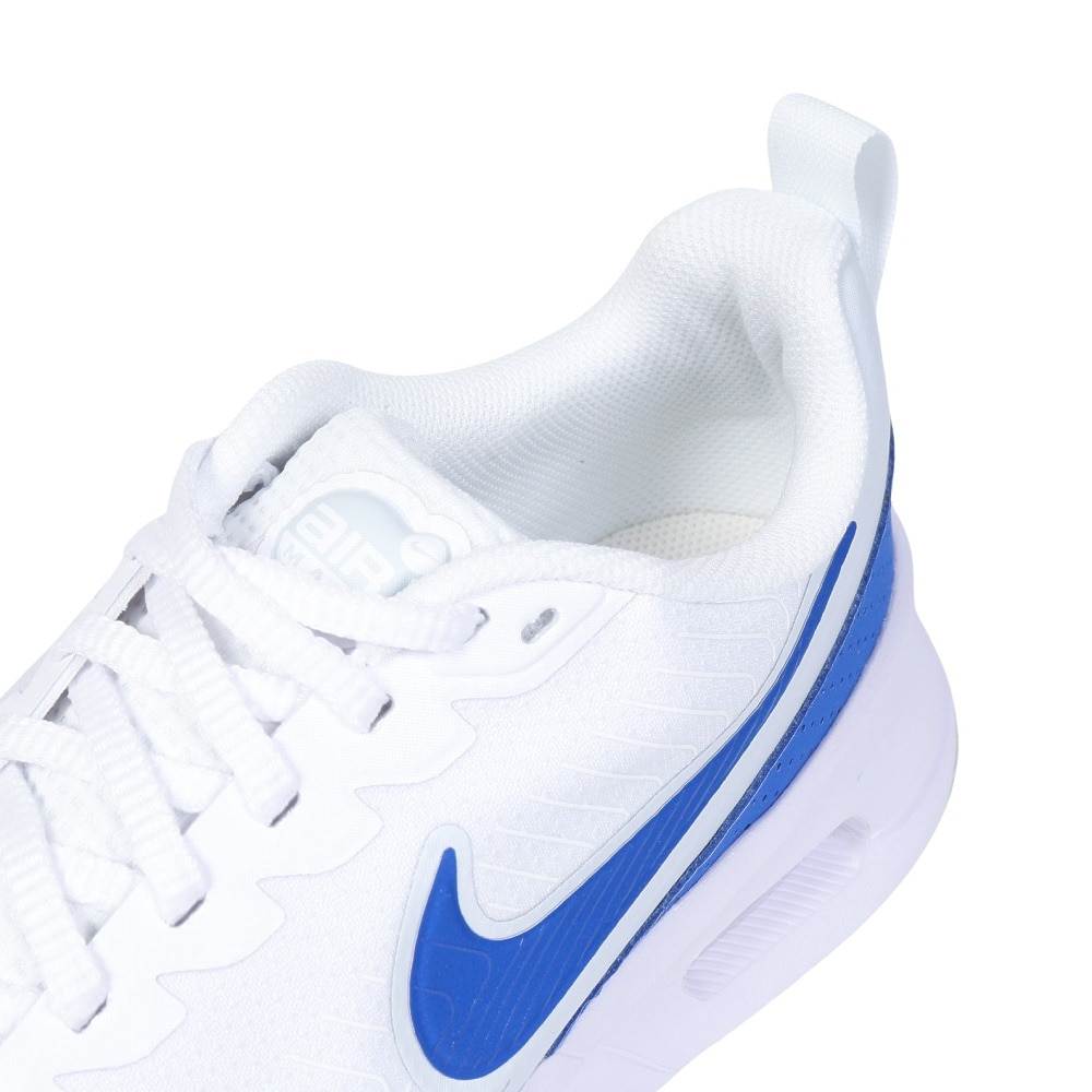 ナイキ（NIKE）（メンズ）スニーカー エアマックスニュアクシス ホワイト ブルー FD4329-100 スポーツシューズ 日常履き 通気性 快適性 クッション性  旅行