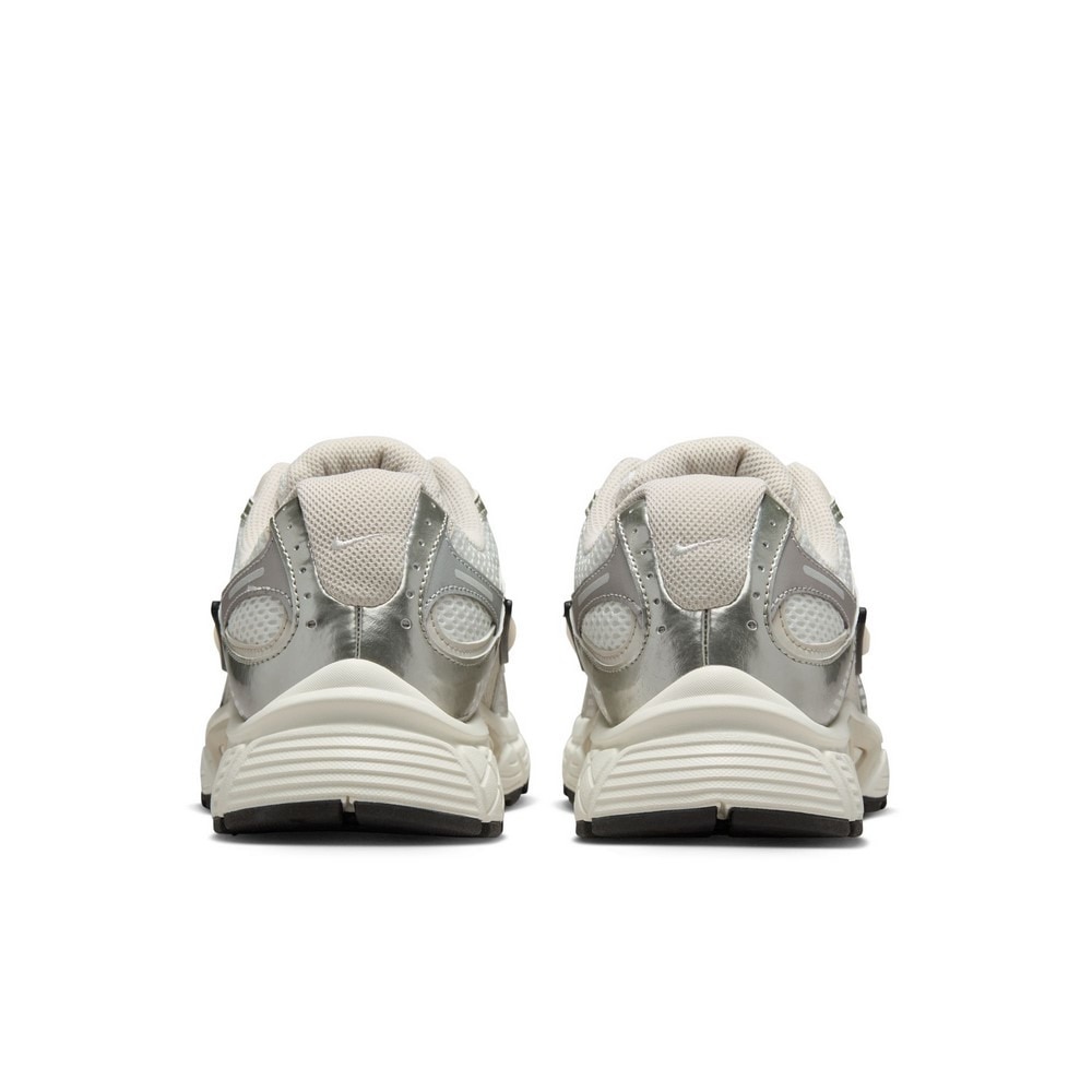 ナイキ（NIKE）（レディース）スニーカー スポーツシューズ ウィメンズ V5 RNR HQ7901-104