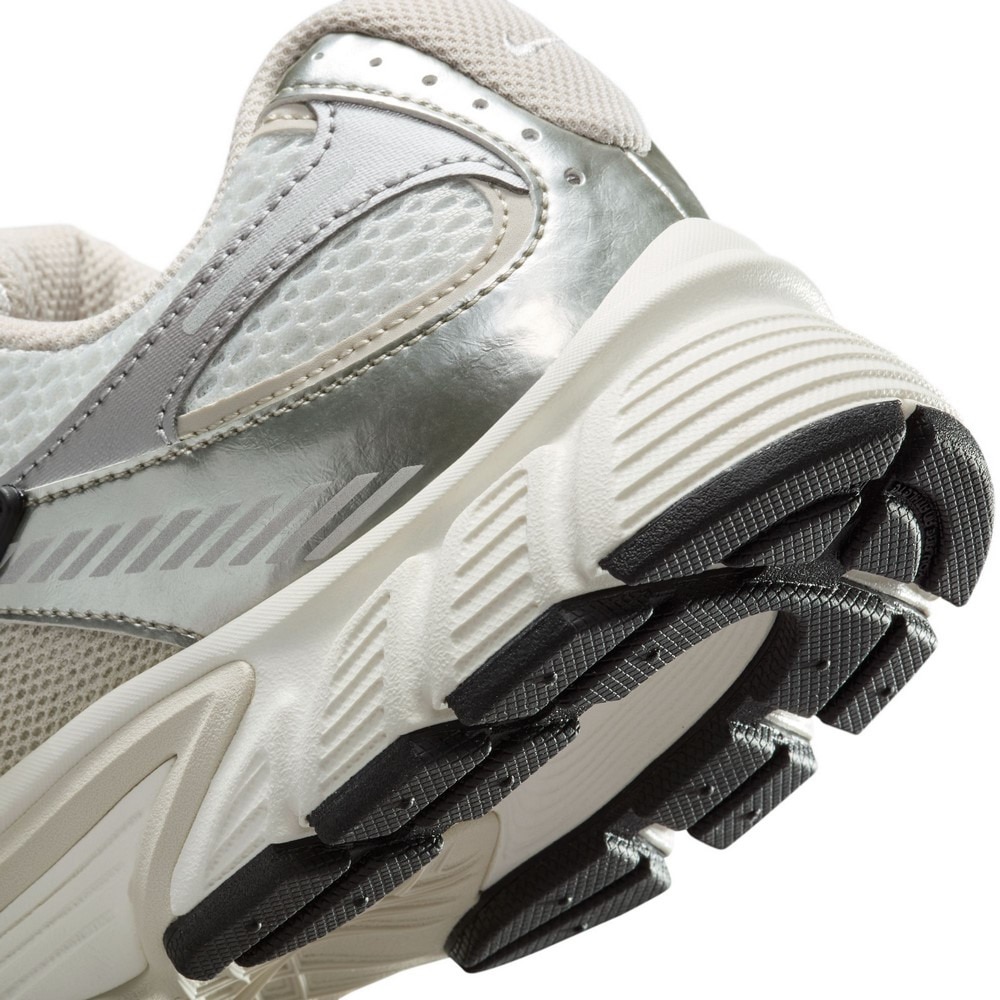 ナイキ（NIKE）（レディース）スニーカー スポーツシューズ ウィメンズ V5 RNR HQ7901-104