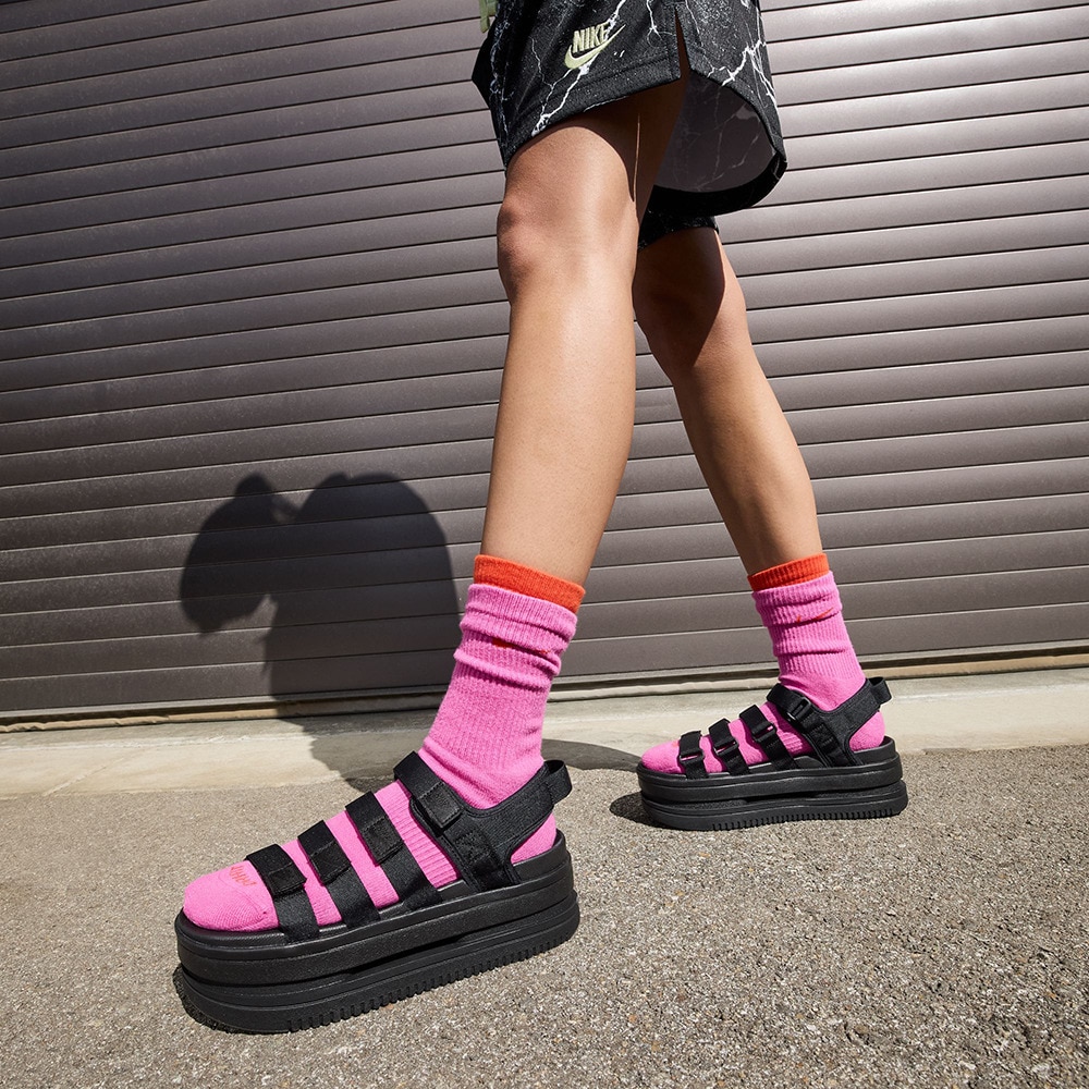 ナイキ（NIKE）（レディース）スポーツサンダル ウィメンズ アイコンクラシックサンダル ブラック DH0223-004 厚底 面ファスナー レジャー 街履き ビーチ
