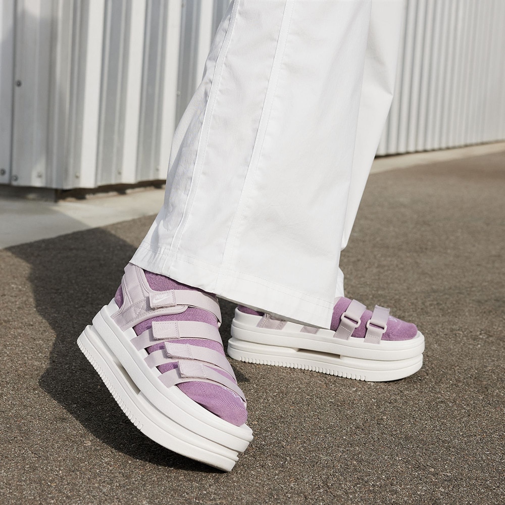 ナイキ（NIKE）（レディース）サンダル ウィメンズ アイコンクラシックサンダル ライラック DH0223-005 厚底 面ファスナー レジャー 街履き ビーチ