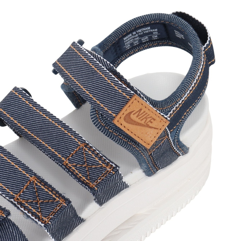 ナイキ（NIKE）（レディース）サンダル アイコン クラシック ホワイト ネイビー FQ8701-400 ストラップサンダル デニムストラップ 面ファスナー クッション性