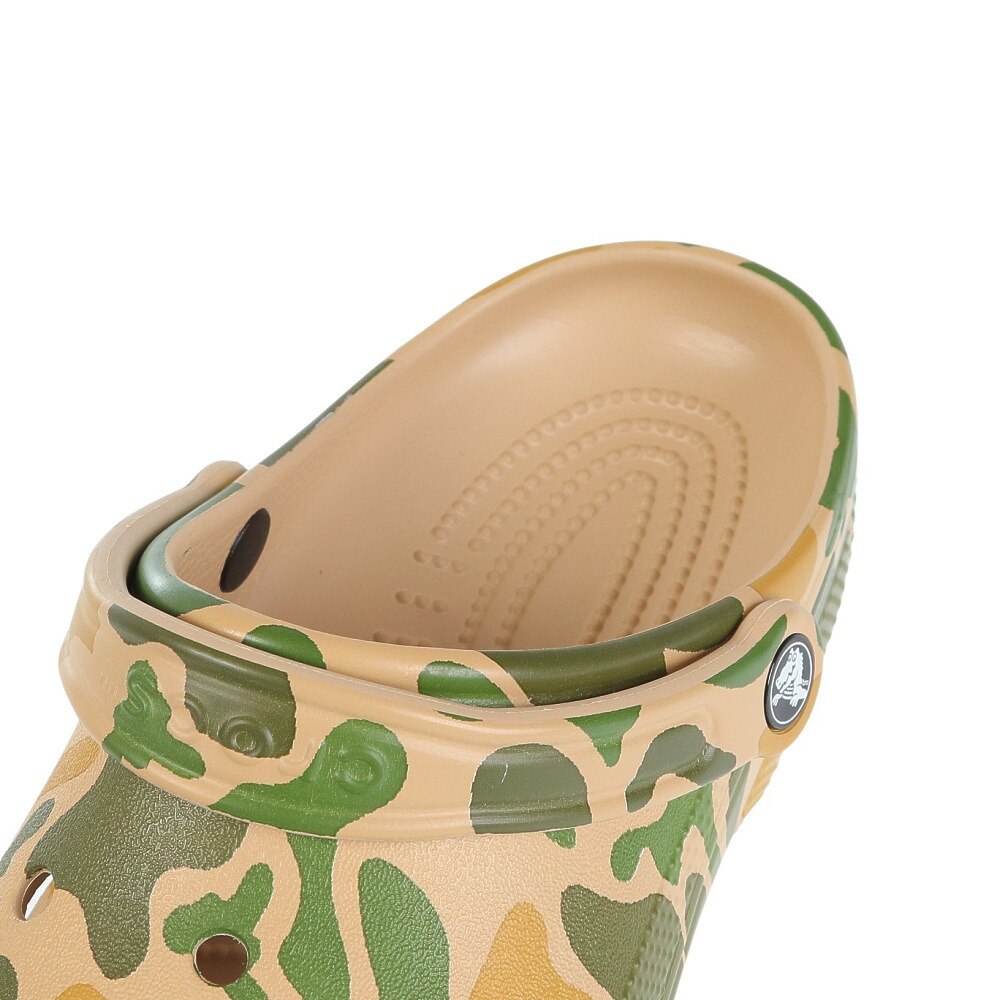 クロックス（crocs）（メンズ）スポーツサンダル クラシック プリンテッド カモ クロッグ Chai/Tan ベージュ 206454-2Y6-2023 レジャー 軽量