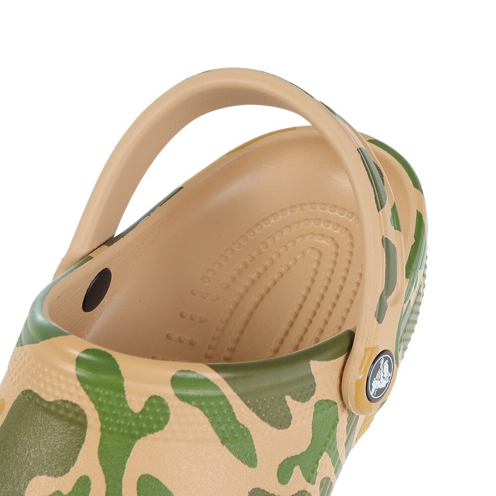 クロックス（crocs）（メンズ）スポーツサンダル クラシック プリンテッド カモ クロッグ Chai/Tan ベージュ 206454-2Y6-2023 レジャー 軽量