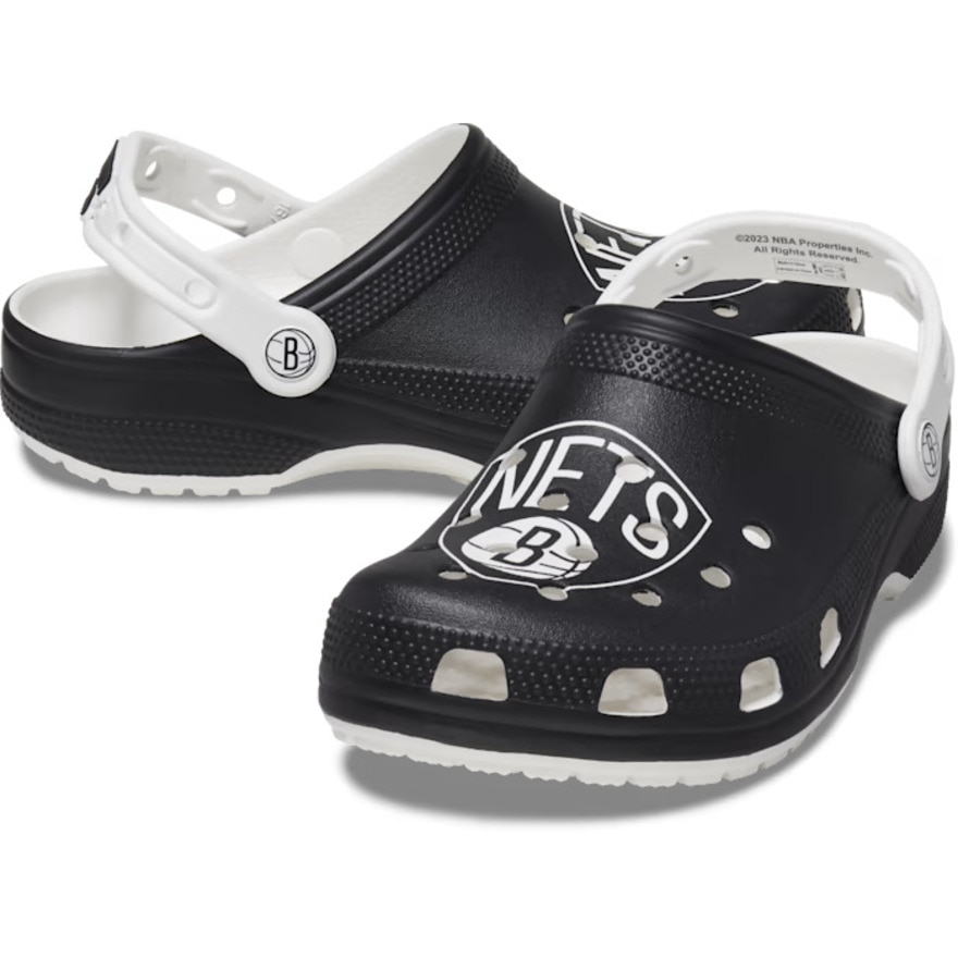 クロックス（crocs）（メンズ、レディース）サンダル NBA ブルックリン ネッツ クラシック クロッグ 208651-103-2023