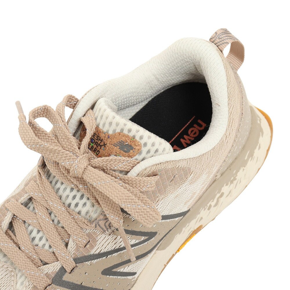 ニューバランス（new balance）（レディース）スニーカーフレッシュフォーム ヒエロ ベージュ WTHIERQ7B トレイルランニング