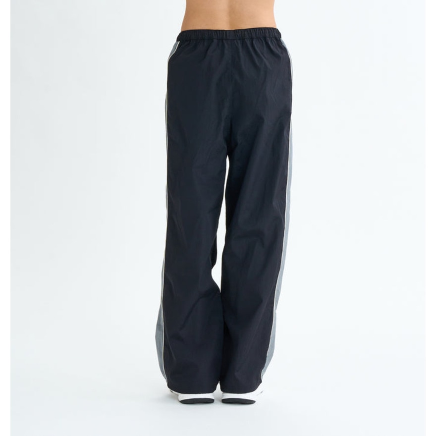 ロキシー（ROXY）（レディース）NAIL IT PARACHUTE PANTS フィットネス ロングパラシュートパンツ 25FWRPT254543BLK
