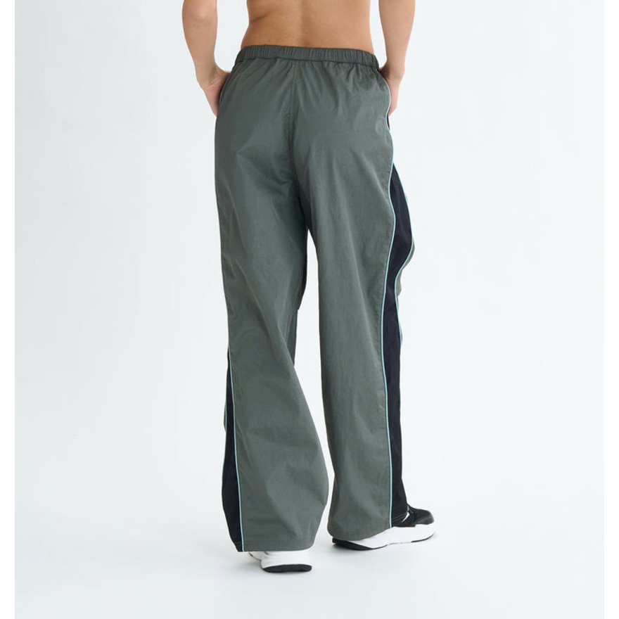 ロキシー（ROXY）（レディース）NAIL IT PARACHUTE PANTS フィットネス ロングパラシュートパンツ 25FWRPT254543KHA